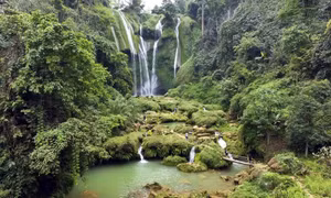 Thắng cảnh thác nàng tiên, một địa điểm du lịch ấn tượng tại huyện Vân Hồ. Ảnh: Hữu Quyết - TTXVN