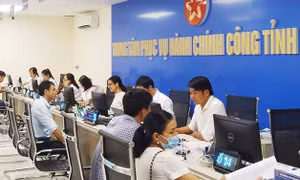 Đẩy mạnh phân cấp thủ tục hành chính và cắt giảm, đơn giản hóa thủ tục hành chính nội bộ