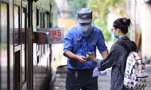 Hành khách xuất trình Khai báo y tế trực tuyến trước khi lên tàu. Ảnh: Thành Đạt - TTXVN 