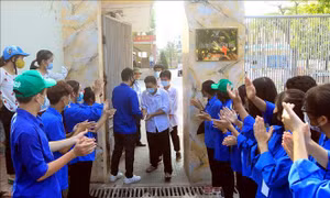 Sinh viên tình nguyện chào mừng thí sinh đầu tiên hoàn thành môn Ngoại ngữ tại điểm thi trường THPT Hồng Bàng, thành phố Hải Phòng. Ảnh: An Đăng - TTXVN