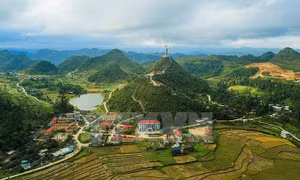 Cột cờ Lũng Cú là cột cờ quốc gia nằm ở đỉnh Lũng Cú, còn gọi là đỉnh núi Rồng (Long Sơn). Ảnh: Trọng Đạt-TTXVN