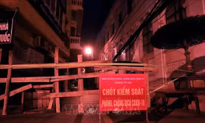 Toàn bộ tuyến phố Trương Công Định, phường Yết Kiêu, quận Hà Đông bị phong tỏa. Ảnh: Tuấn Anh - TTXVN