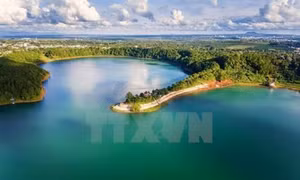 Biển Hồ, thắng cảnh du lịch nổi tiếng của thành phố Pleiku, tỉnh Gia Lai. Ảnh: Nguyễn Hoài Nam -TTXVN