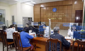 Nhân viên bảo hiểm y tế Hưng Yên hướng dẫn người dân tham gia bảo hiểm xã hội. Ảnh: Phạm Kiên - TTXVN