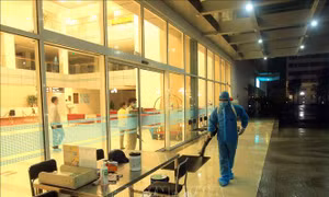 Nhân viên y tế phun thuốc khử trùng tiêu độc ngay trong đêm tại Bệnh viện quốc tế Vinmec Hải Phòng. Ảnh: An Đăng - TTXVN