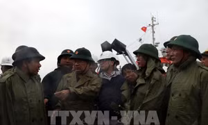 Phó Thủ tướng Trịnh Đình Dũng kiểm tra công tác phòng chống bão số 9 tại huyện Bình Sơn ngày 27/10/2020. Ảnh: Sỹ Thắng-TTXVN