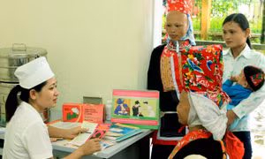 Hướng dẫn chăm sóc sức khỏe sinh sản cho phụ nữ xã Quảng Lâm, huyện Đầm Hà, tỉnh Quảng Ninh. Ảnh: Dương Ngọc - TTXVN