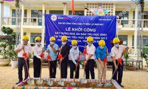 Đại diện lãnh đạo Ban nữ công của Tổng Công ty Điện lực miền Bắc, chính quyền địa phương và các đại biểu thực hiện nghi thức động thổ, khởi công công trình. Ảnh: TTXVN phát