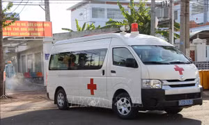 Xe chuyển các bệnh nhân nhiễm COVID-19 được điều trị khỏi ngày 8/8 trở về địa phương. Ảnh: Hồng Thái - TTXVN