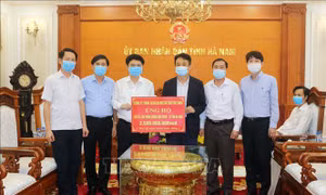 Công ty TNHH Seoul Semiconductor Vina ủng hộ 2,5 tỷ đồng cho Quỹ vaccine phòng COVID-19 tỉnh Hà Nam. Ảnh: Nguyễn Chinh - TTXVN