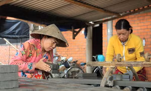 Người dân xã Mỹ Phước, huyện Mang Thít, tỉnh Vĩnh Long làm việc ở các cơ sở sản xuất gạch truyền thống. Ảnh: Lê Thúy Hằng - TTXVN