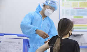 Tiêm vaccine phòng COVID-19 cho người dân tại Bệnh viện Hữu Nghị. Ảnh: Minh Quyết - TTXVN