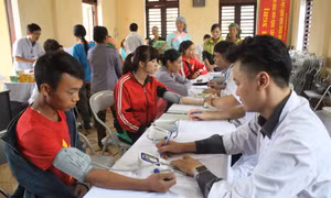 Đồng bào dân tộc thiểu số ở Lào Cai đã chủ động đến các cơ sở y tế kiểm tra sức khỏe. Ảnh: baodantoc.vn