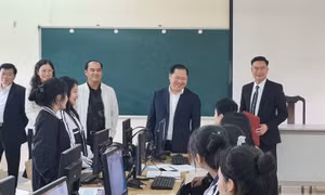 Bí thư Tỉnh ủy Hòa Bình Nguyễn Phi Long cùng các đại biểu thăm phòng học vi tính của trường Phổ thông Dân tộc nội trú Trung học phổ thông tỉnh Hòa Bình. Ảnh: Vũ Hà- TTXVN