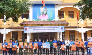 Ban Tổ chức đã trao tặng 1.000 áo mưa, 1.000 áo phao, 500 sạc điện thoại dự phòng và 100 loa cầm tay cho cán bộ Đoàn, Hội, các đội thanh niên tình nguyện với tổng trị giá 650 triệu đồng. Ảnh: Hoàng Ngà - TTXVN