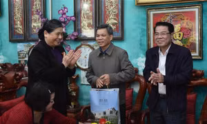Phó Chủ tịch Thường trực Quốc hội Tòng Thị Phóng thăm, tặng quà thương bệnh binh Trần Đức Hạnh tại thị trấn Mộc Châu, huyện Mộc Châu. Ảnh: TTXVN phát