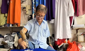 Họa sỹ Trần Hùng Bảo người thổi hồn vào từng cánh hoa trên nền vải