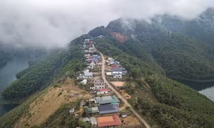 Xóm Lau Bai, xã Vầy Nưa (Đà Bắc, Hòa Bình) ba bên là mặt nước sông Đà nhưng hiện nay các hộ dân nơi đây đang đối mặt với cảnh thiếu nước sinh hoạt do nước đầu nguồn cạn kiệt không có nước về bể chứa chung của xóm. Ảnh: Trọng Đạt - TTXVN