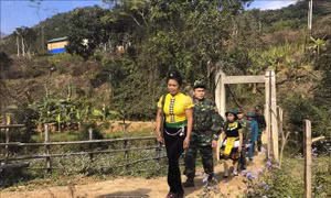 Người dân vùng biên huyện Sốp Cộp tham gia tuần tra, bảo vệ biên giới cùng lực lượng biên phòng. Ảnh: Hữu Quyết - TTXVN