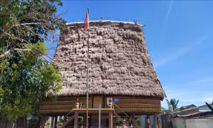 Nhà rông thôn Kon Tum Kơ Pơng, phường Thắng Lợi, thành phố Kon Tum – nơi niêm yết thông tin bầu cử để bà con theo dõi. Ảnh: Dư Toán – TTXVN.