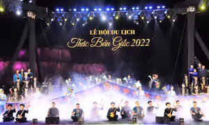 Chương trình nghệ thuật mang tên “Bừng sáng Bản Giốc”. Ảnh: Quốc Đạt - TTXVN