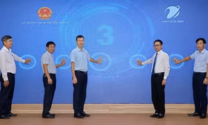Đại diện các sở, ban ngành nhấn nút ứng dụng công dân số Hòa Bình. Ảnh: Thanh Hải - TTXVN