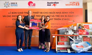 Đại diện tổ chức UN Women bàn giao trang thiết bị hỗ trợ Nhà Bình yên Cần Thơ. Ảnh: thoidai.com.vn