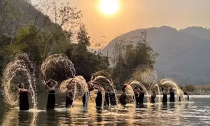 Buổi chiều ngày cuối năm, dân bản ra suối tắm gội sạch sẽ để đón năm mới. Ảnh: Việt Hoàng