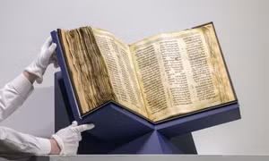 Cuốn Kinh thánh Do Thái "Codex Sassoon" hơn 1000 năm tuổi được bày bán đấu giá ở New York, Mỹ ngày 17/5/2023. Ảnh: AFP/TTXVN
