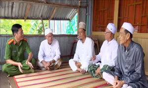 Công an xã Quốc Thái (An Phú, An Giang) gặp gỡ, trao đổi với các chức sắc trong đồng bào dân tộc Chăm về tình hình an ninh trật tự tại địa phương. Ảnh: Thanh Sang - TTXVN