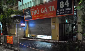 Lực lượng chức năng lập chốt chặn, phong tỏa quán phở gà ở địa chỉ 84 phố Tô Hiến Thành. Ảnh: Minh Đức - TTXVN