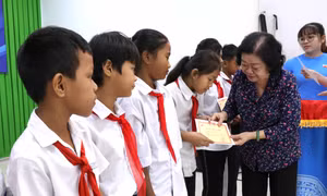 Trao học bổng cho học sinh nghèo, dân tộc thiểu số ở Trà Vinh