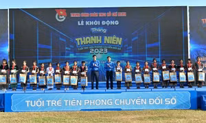 Bí thư Tỉnh ủy, Trưởng đoàn đại biểu Quốc hội tỉnh Bình Thuận Dương Văn An và Bí thư thứ nhất Trung ương Đoàn Bùi Quang Huy tặng quà cho học sinh có hoàn cảnh khó khăn. Ảnh: dangcongsan.vn
