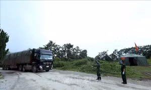 Kiểm soát các phương tiện trước khi nhập cảnh tại Cửa khẩu Quốc tế Tây Trang. Ảnh: Phan Tuấn Anh – TTXVN