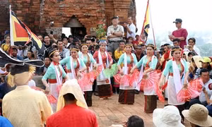 Các thiếu nữ Chăm múa mừng lễ hội Katê tại tháp Pô Klong Garai, thành phố Phan Rang - Tháp Chàm. Ảnh: Công Thử - TTXVN