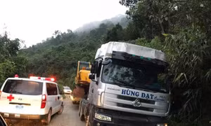 Xe cứu thương của lực lượng y tế tham gia cứu nạn các nạn nhân. Ảnh: Lê Lâm-TTXVN