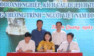 Ký kết tham gia chương trình kích cầu du lịch tỉnh Tuyên Quang năm 2020. Ảnh: Nam Sương - TTXVN