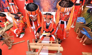 Trình diễn dệt vải truyền thống của đồng bào dân tộc Pà Thẻn, tỉnh Tuyên Quang. Ảnh: Quý Trung – TTXVN