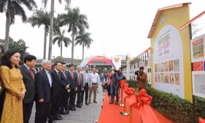 Đại biểu tham dự trưng bày. Ảnh: Minh Quyết - TTXVN