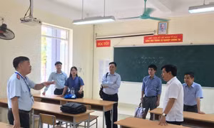 Đoàn công tác của Ban Chỉ đạo Kì thi tốt nghiệp THPT năm 2023 tỉnh Cao Bằng kiểm tra cơ sở vật chất tại điểm thi Trường THPT huyện Nguyên Bình, tỉnh Cao Bằng. Ảnh: Chu Hiệu-TTXVN.