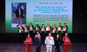 Trưởng ban Dân vận Trung ương Trương Thị Mai, Chủ tịch Trung ương Hội Nông dân Việt Nam Thào Xuân Sùng trao Bằng khen và Kỷ niệm chương cho các Nhà khoa học của nhà nông tại Lễ tôn vinh "Nhà Khoa học của nhà nông" lần thứ 3, năm 2020. Ảnh: baodantoc.vn