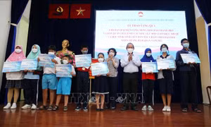 Trao tặng quà, học bổng cho cộng đồng Hồi giáo và sinh viên, học sinh người Chăm theo đạo Hồi