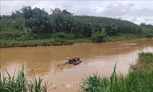 Mỏ khai thác cát dưới lòng sông Pô Kô của hộ kinh doanh Trương Quảng (thôn 4, xã Tân Cảnh, huyện Đăk Tô) luôn phải đảm bảo thực hiện đúng quy định trong giấy phép khai thác. Ảnh: Dư Toán – TTXVN