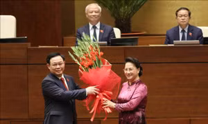 Nguyên Chủ tịch Quốc hội Nguyễn Thị Kim Ngân tặng hoa chúc mừng Chủ tịch Quốc hội Vương Đình Huệ. Ảnh: Phương Hoa – TTXVN