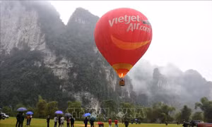 Bay thử khinh khí cầu trên cánh đồng gần sân vận động thôn Nà Tông, xã Thượng Lâm (huyện Lâm Bình). Ảnh: Nam Sương - TTXVN