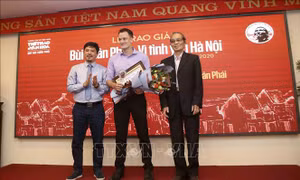 Trao Giải tác phẩm - Vì tình yêu Hà Nội cho tác giả Marko Nikolic với tiểu thuyết "Phố Nhà Thờ". Ảnh: Tuấn Đức - TTXVN