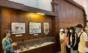 Khách du lịch tham quan Nhà trưng bày Văn hóa Sa Huỳnh. Ảnh: baoquangngai.vn