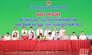 Các đồng chí: Phùng Đức Tiến, Thứ trưởng Bộ Nông nghiệp và Phát triển nông thôn; Lê Đức Giang, Tỉnh ủy viên, Phó Chủ tịch UBND tỉnh và các đại biểu chứng kiến lễ ký kết các hợp đồng cung ứng - tiêu thụ sản phẩm nông sản, thực phẩm an toàn. Ảnh: baothanhho