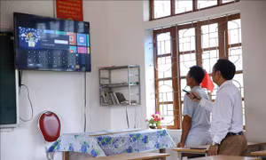 Năm học này Trường PT Dân tộc bán trú THCS Lạng Khê, huyện Con Cuông có 50% phòng học được lắp đặt tivi hiện đại nhằm đưa giáo án điện tử trong bài giảng. Ảnh: Bích Huệ - TTXVN