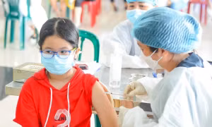 Dịch COVID-19: Ngày 16/5, cả nước ghi nhận 1.550 ca mắc mới, 14 triệu người được cấp hộ chiếu vaccine